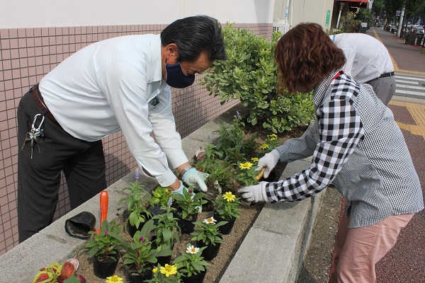 花の受け替えをしている区職員