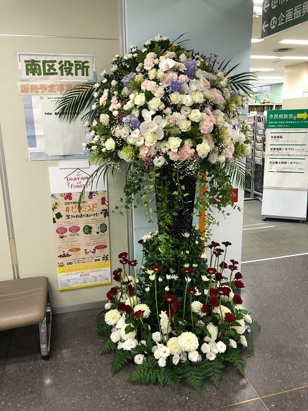 画像：区役所ロビーの花装飾
