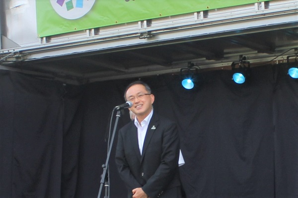 まつりで挨拶する久田区長