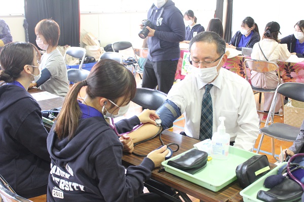 血圧測定をしている様子