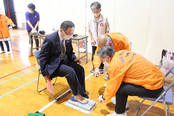足指力測定をする様子
