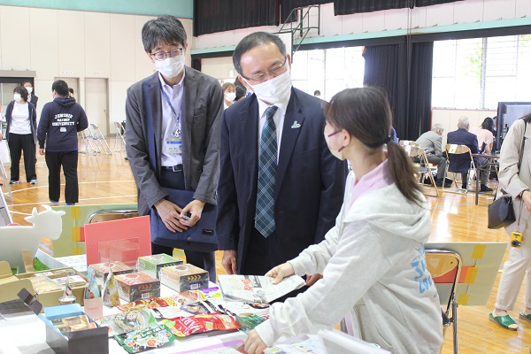 食生活の説明を受ける様子