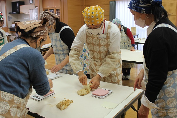 パン作りにチャレンジする久田区長の様子