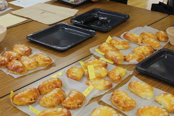 焼きあがったクリームパンの写真