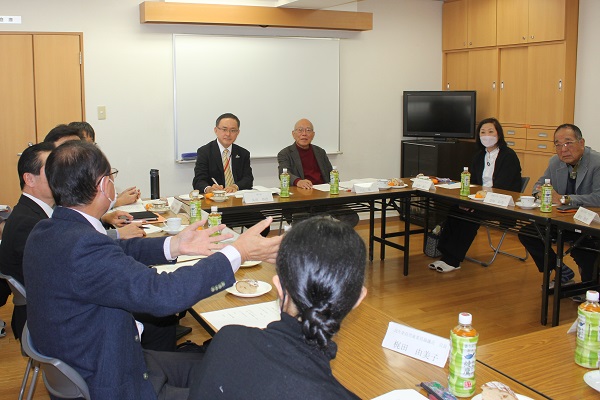 懇談会の様子の写真