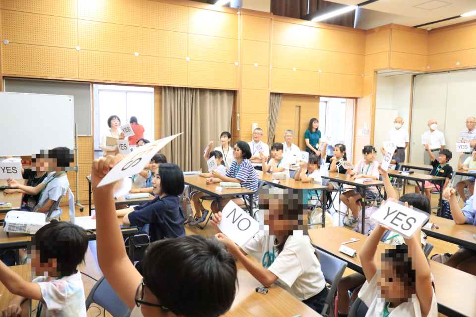 YES,NOカードで楽しく学ぶ子どもたち