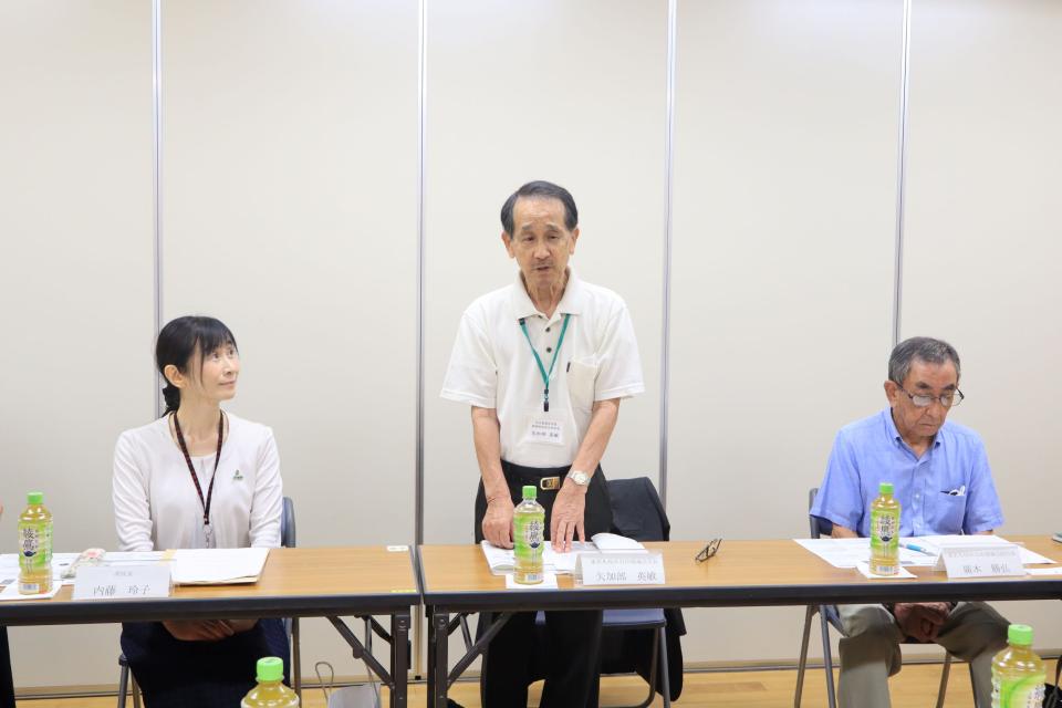 懇談会で挨拶をする矢加部会長