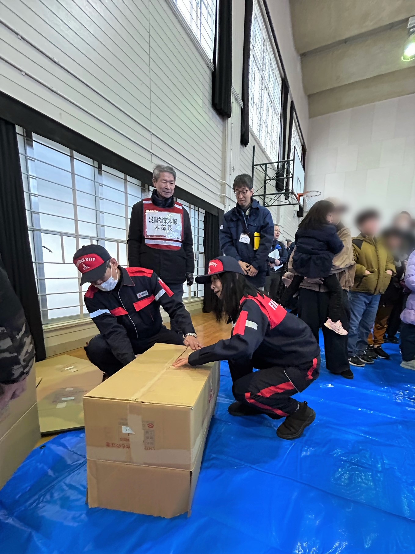 「段ボールベッド作り」に参加する内藤区長