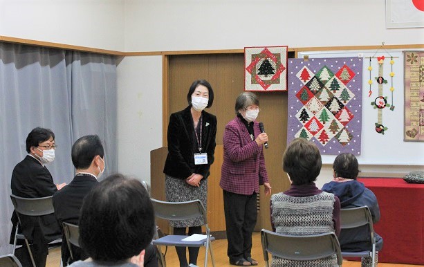 地域カフェであいさつする野中区長と司会の行友自治協議会会長