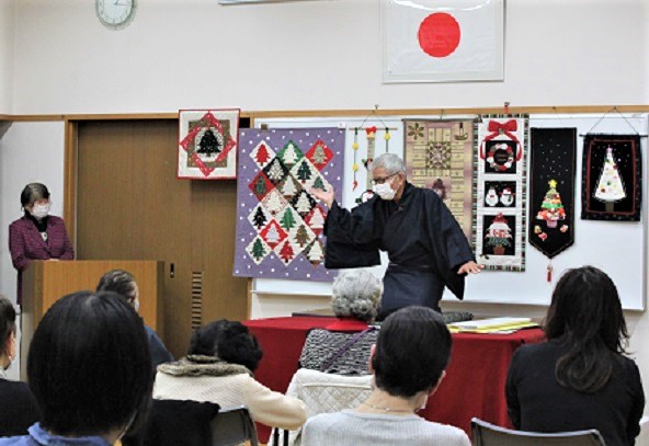 地域住民による落語の披露