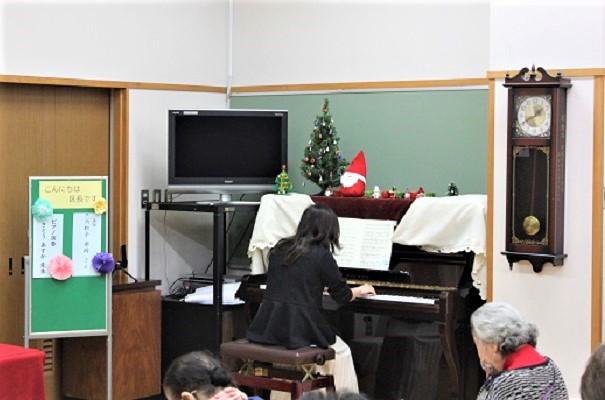 地域住民によるピアノの演奏