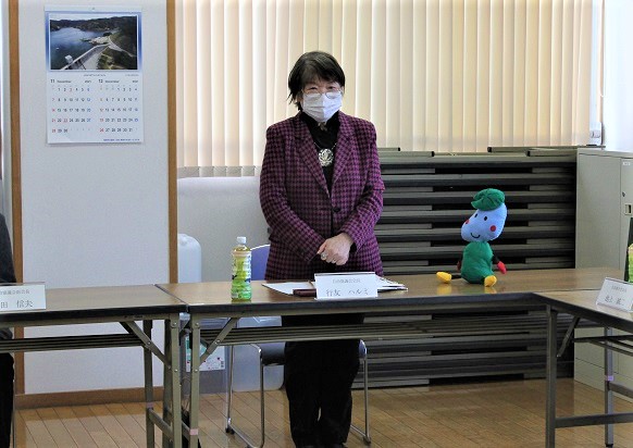 懇談会であいさつをする行友会長