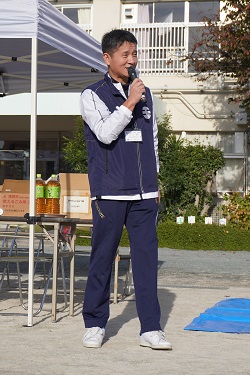 開会式であいさつする玉川校区自治協議会江口会長