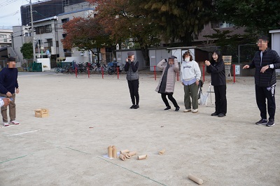 校区の皆さまとモルックを楽しむ内藤区長（右から２番目）