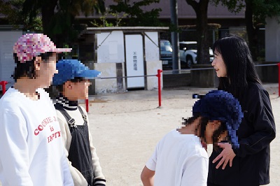 校区の皆さまと交流する内藤区長