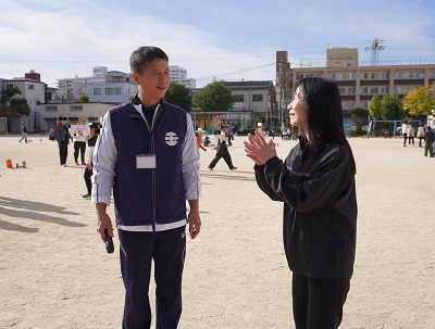 歓談する江口会長（左）と内藤区長（右）