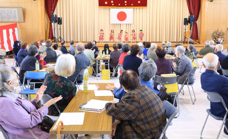 町内の子ども達によるステージ発表