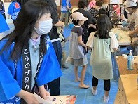 ブースをまわる内藤区長の写真