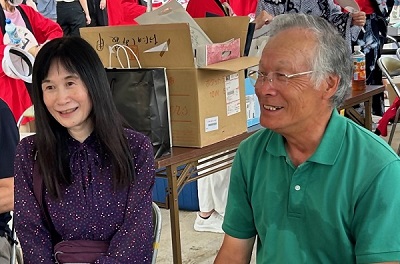 夏まつり役員の皆さんと歓談する内藤区長と大重会長