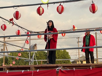 夏まつりで挨拶する内藤区長