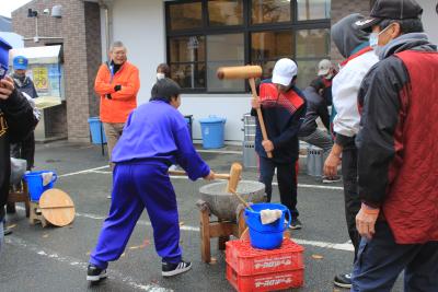 餅つきは中学生が大活躍です
