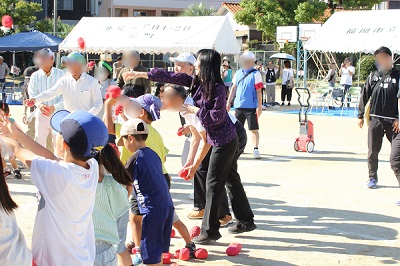 チェッコリ玉入れに参加する内藤区長の写真