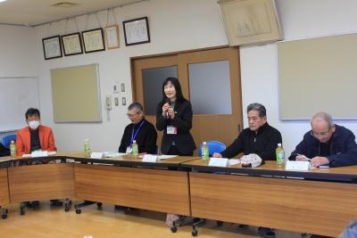 懇談会で挨拶をする内藤区長