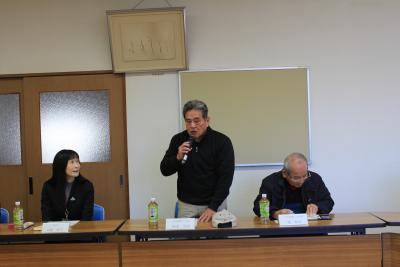 懇談会で挨拶をする西本会長