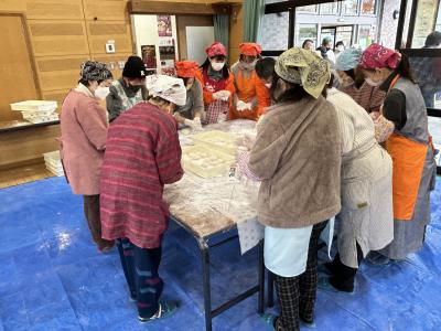 地域の皆さんと一緒に餅を丸めます