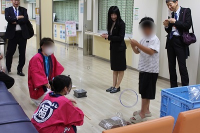 ゲームに挑戦する内藤区長