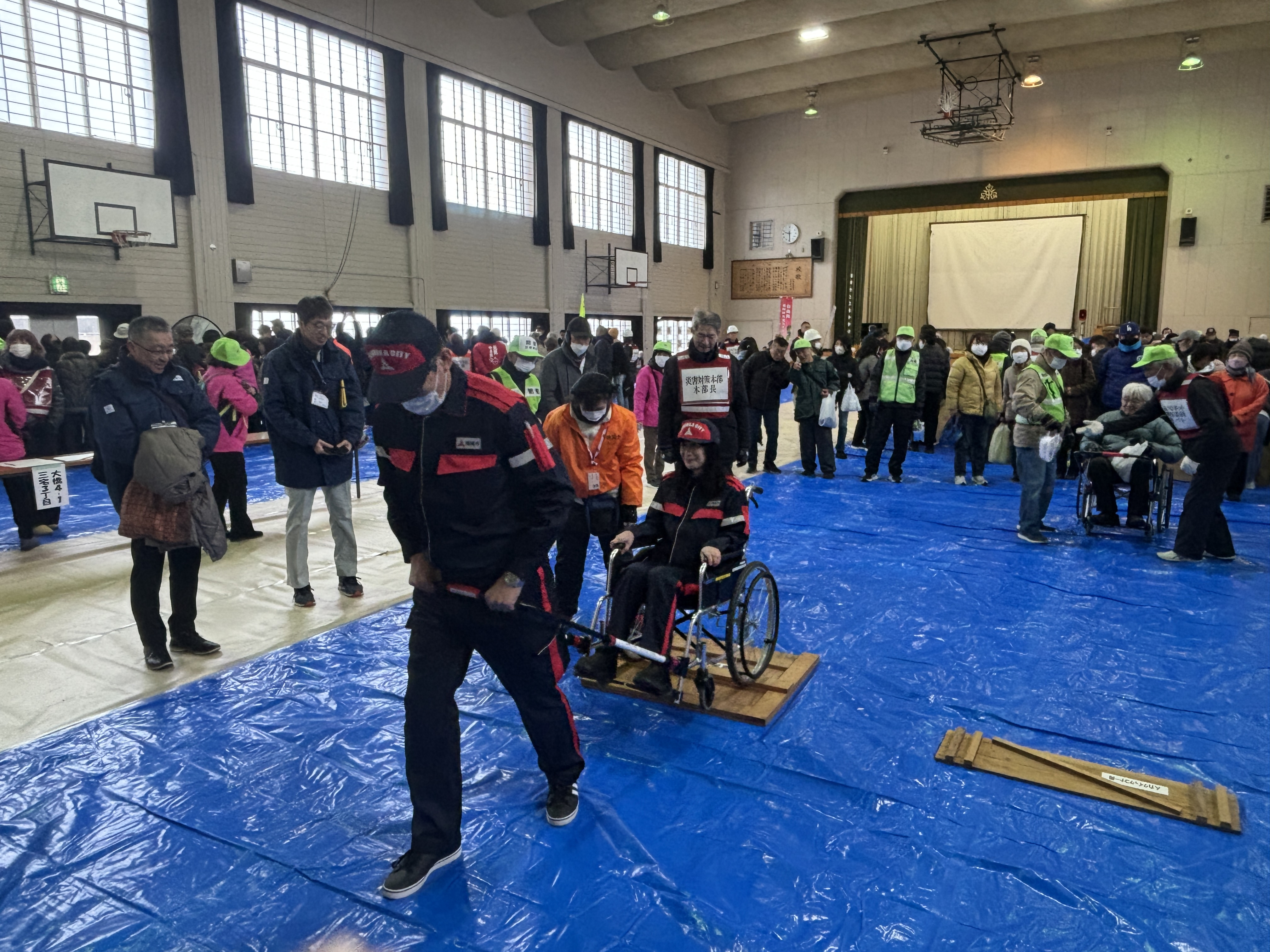 「人力クイック乗車」を体験する内藤区長