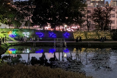 池を大きく照らす「祭でつなぐ西高宮」