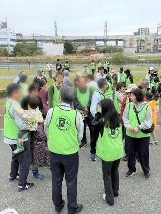 地域の皆さんと交流する内藤区長（右後ろ）