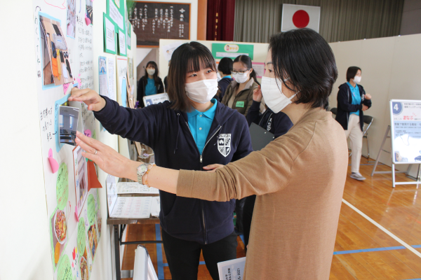 展示ブースで学生から説明を受ける