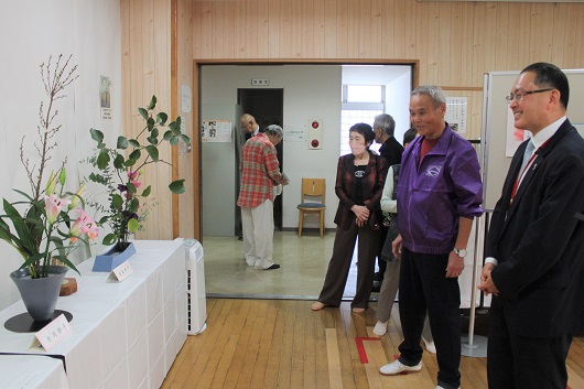 地域の皆さんが生けた生け花