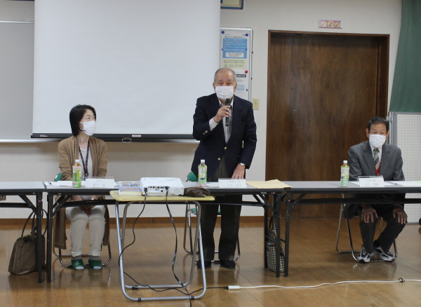 懇談であいさつする校区自治協議会の今井会長