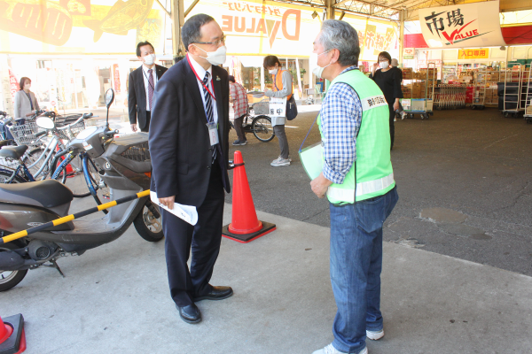 声かけをする区長