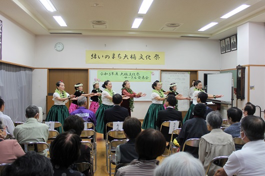 ステージでフラダンスを披露