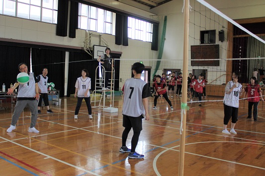 四面バレーに参加する区長