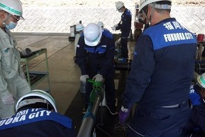 水道管の接合を行っている写真