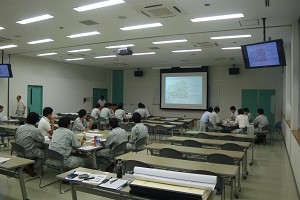 座学講義を行っている写真