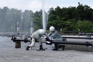 漏水修理を行っている写真