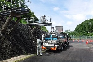 給水車に水を入れている写真