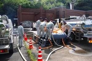 給水バルーンに水を入れている写真