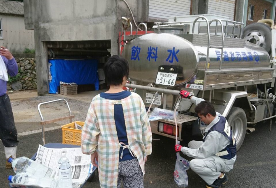 運搬給水車から給水する様子