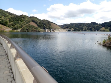 五ケ山ダムの水面の写真