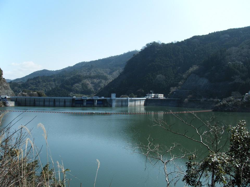 下筌ダム湖である蜂ノ巣湖の写真