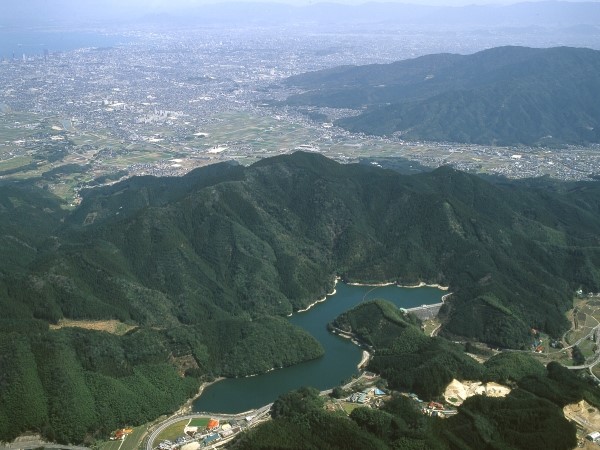 曲淵ダムと周辺の水源かん養林