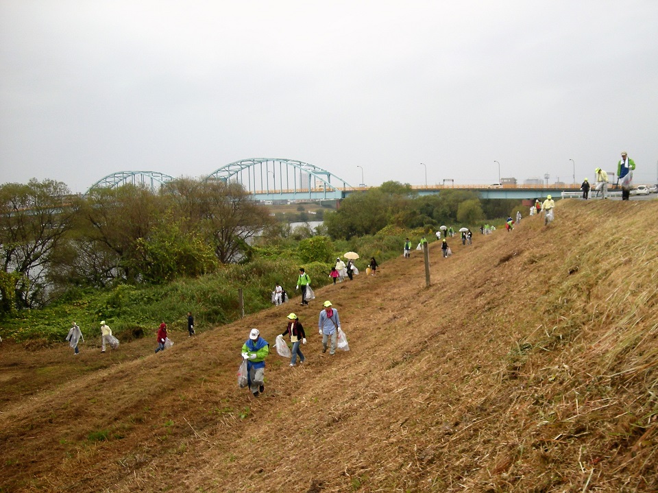 河川敷のゴミ拾いをしている様子