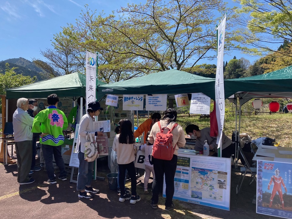 まつり来場者が利き水に参加する様子